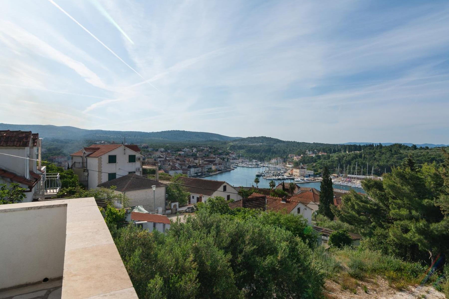 Sea-Views Brazza Apartments With Private Pool Milna  Exterior foto